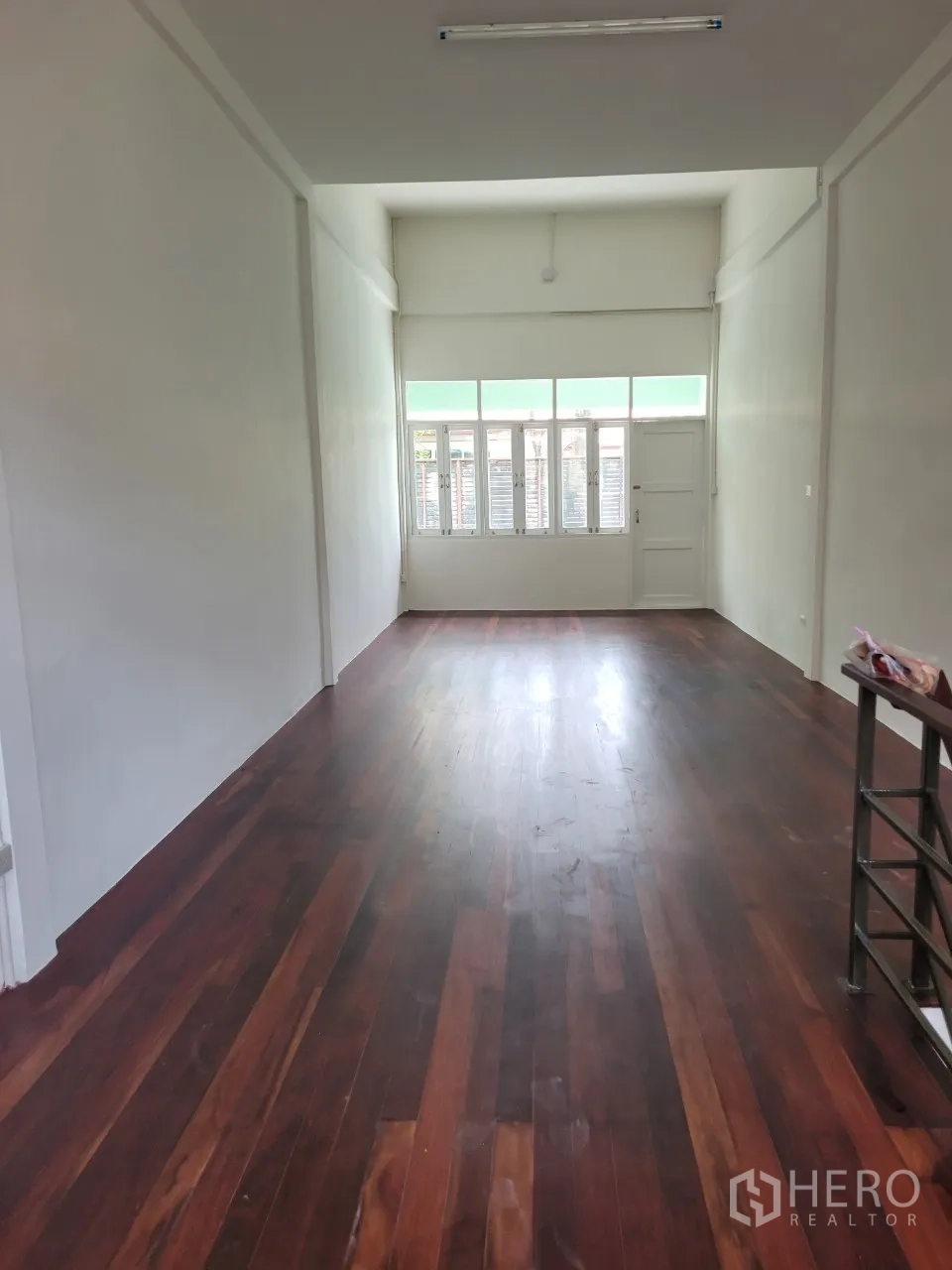 Shophouse for rent in Khlong Toei, Bangkok - Spacious upper level featuring polished hardwood floors and a tall ceiling.