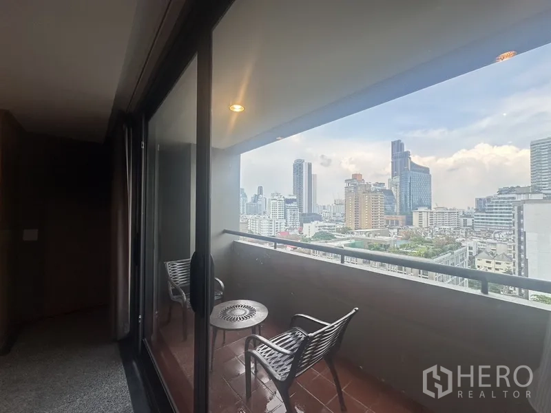 公寓 出售在Watthana, Bangkok - 带顶阳台，双椅眺望曼谷天际线
