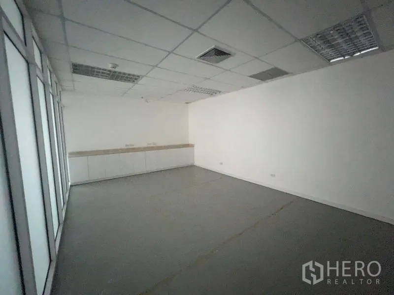 办公空间 出租 - 带柜体与玻璃隔断的会议室或茶水间。