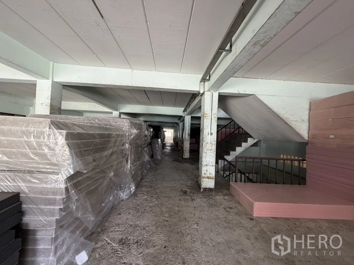 工厂 for rent or sale in Bang Bon, Bangkok - 储物区，走道旁堆放包膜板材，邻近楼梯间。