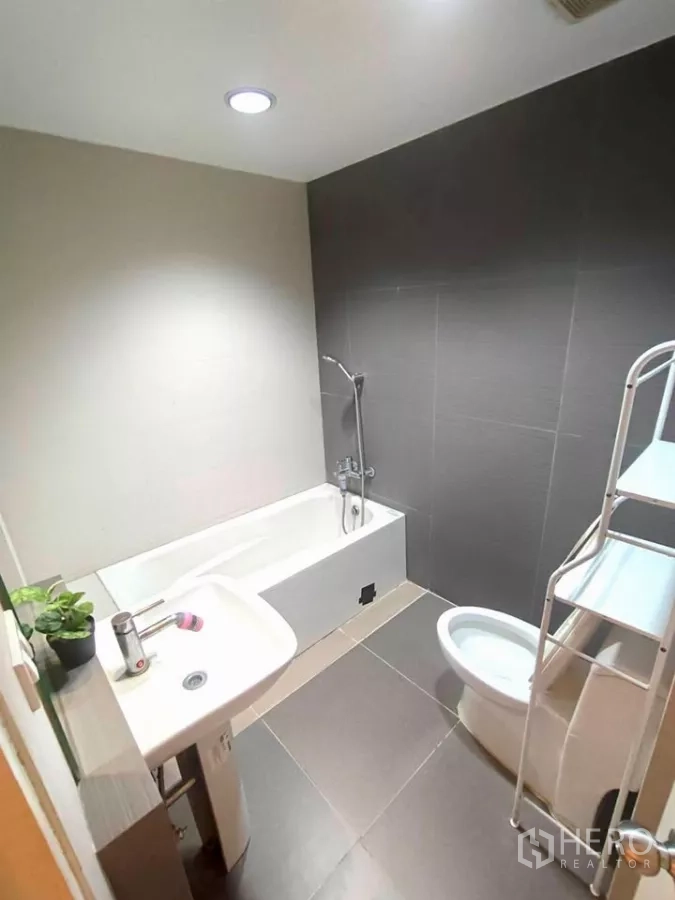 Condominium for rent in Khlong Toei, Bangkok - Second bathroom featuring a bathtub with handheld shower, sink, and toilet.
