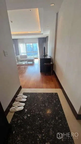 房间 出租在Pathum Wan, Bangkok - 入户玄关带大理石门槛，通向明亮客厅与大面积窗景。