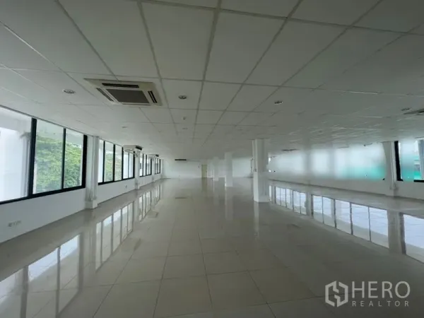 สำนักงาน ให้เช่า - ชั้นสำนักงานขนาดใหญ่ ติดแอร์แขวนใต้ฝ้า และหน้าต่างยาวตลอดแนว รับแสงธรรมชาติ