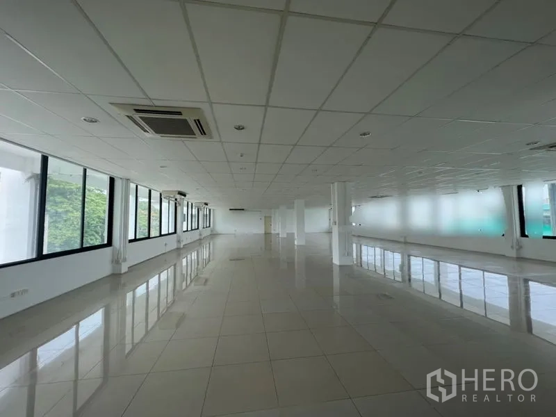สำนักงาน ให้เช่า - ชั้นสำนักงานขนาดใหญ่ ติดแอร์แขวนใต้ฝ้า และหน้าต่างยาวตลอดแนว รับแสงธรรมชาติ