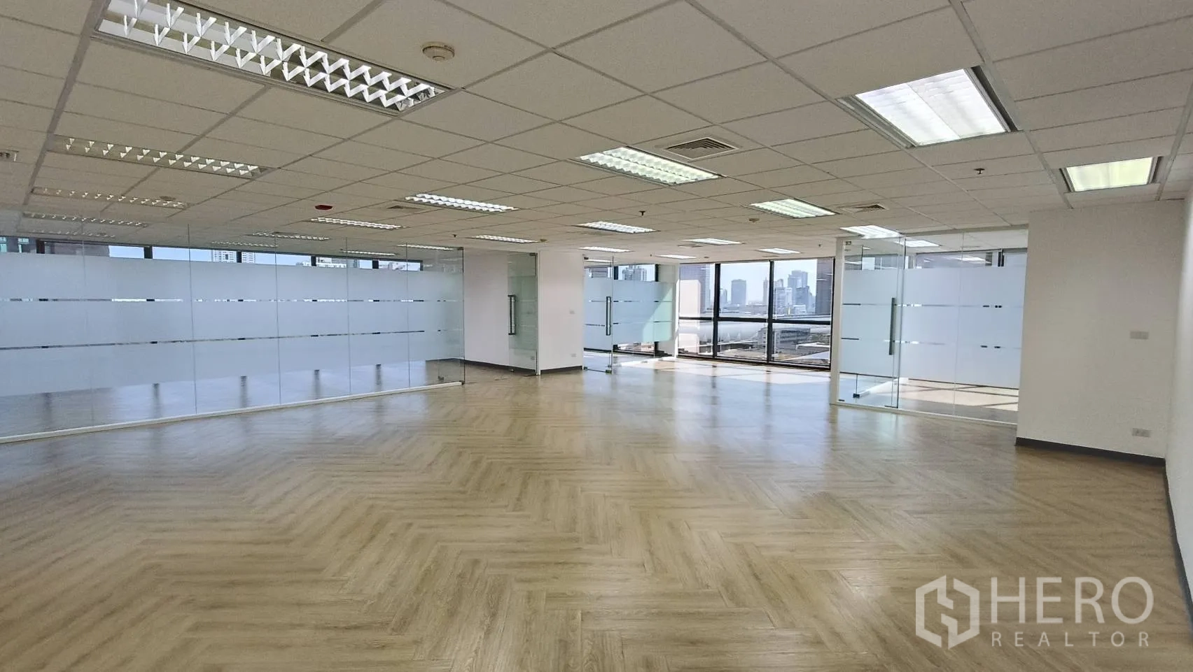 สำนักงาน for rent in Ratchathewi, Bangkok - พื้นที่ทำงานเปิดโล่ง ประตูกระจกหลายบาน แสงธรรมชาติเข้าเต็ม