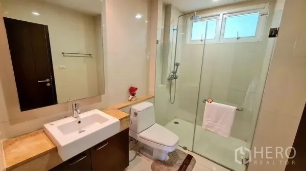 อพาร์ทเมนท์ ให้เช่าในWatthana, Bangkok - ห้องน้ำสมัยใหม่พร้อมตู้กระจกอาบน้ำ อ่างล้างหน้าเหลี่ยม และหน้าต่างรับแสง