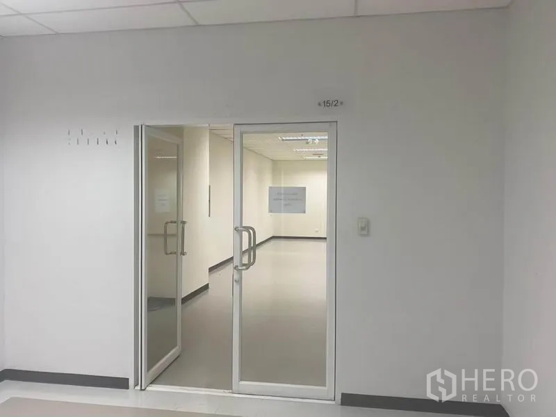 办公空间 出租在Bang Na, Bangkok - 玻璃双开门的办公室入口，浅色墙面与明亮照明