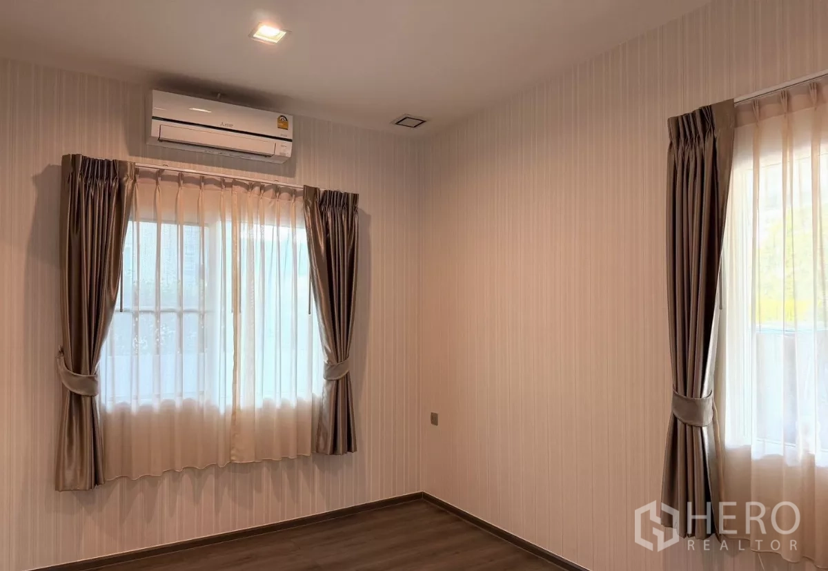 独立式住宅 出租在Prawet, Bangkok - 空房卧室，立式镜与置物架