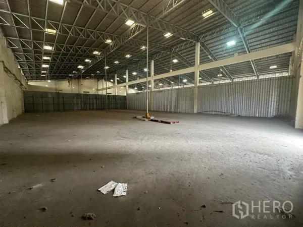Warehouse for rent in Yan Nawa, Bangkok - Open-plan storage hall with metal side panels, support columns and a wide clear span.
