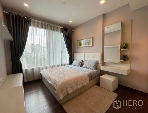 คอนโด ให้เช่าในRatchathewi, Bangkok - ห้องนอนอบอุ่นหัวเตียงบุผ้า ผ้าม่านสูงจรดเพดาน และวิวเมือง
