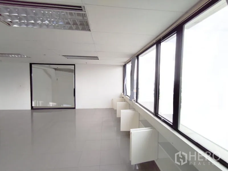 สำนักงาน ให้เช่าในRatchathewi, Bangkok - มุมทำงานติดหน้าต่างบานใหญ่และห้องกั้นกระจกในสำนักงานอโศก