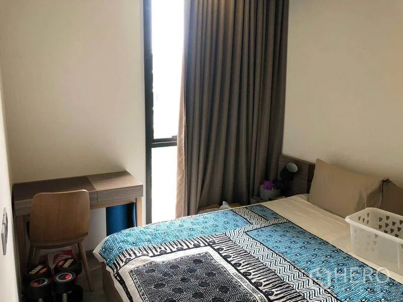 公寓 出租在Watthana, Bangkok - 次卧另一角度，书桌靠窗与高窗帘。