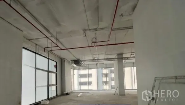 Retail Space for rent in Khlong Toei, Bangkok - Bright shell-and-core shop space featuring ceiling services and a wide glass frontage in central Bangkok.