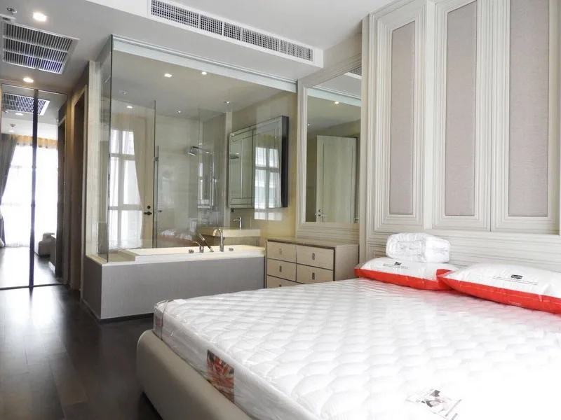 คอนโด ให้เช่าในWatthana, Bangkok - ห้องนอนใหญ่เชื่อมห้องน้ำกระจก มีอ่างอาบน้ำและฝักบัวเรนชาวเวอร์