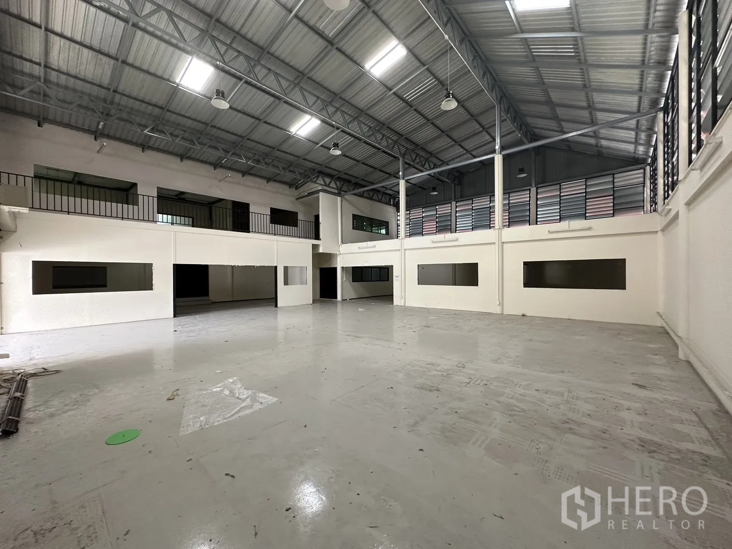Warehouse for rent in Suan Luang, Bangkok - Large clear-span warehouse floor with pendant lighting and ventilation louvers.