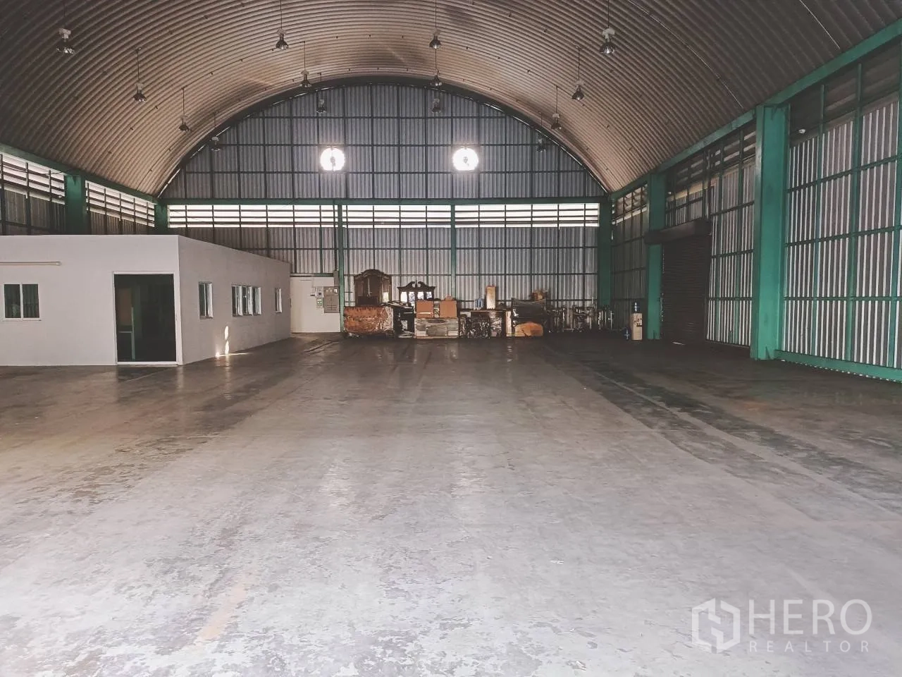 โกดัง for rent in Lak Si, Bangkok - ภายในโกดังพื้นที่กว้าง หลังคาทรงโค้ง พื้นคอนกรีตเรียบ พร้อมออฟฟิศด้านข้าง