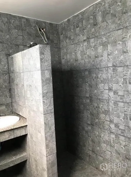 Townhouse for rent in Suan Luang, Bangkok - Walk-in shower area finished in gray tiles with a half-height partition wall.