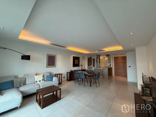 公寓 出租在Phaya Thai, Bangkok - 宽敞客厅，通大片地砖，沙发与餐桌相连通向厨房。