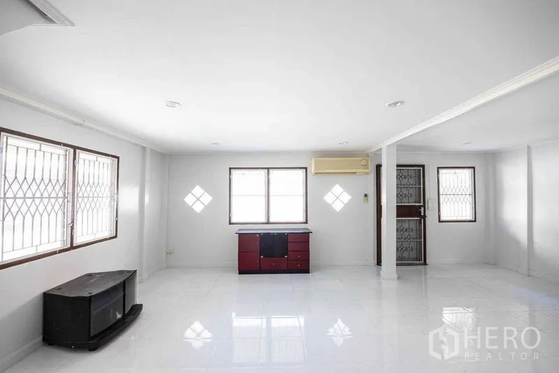 带办公室的家 出租在Watthana, Bangkok - 宽敞白色地砖房间，带窗格与空调及储物柜，便于布置办公区。