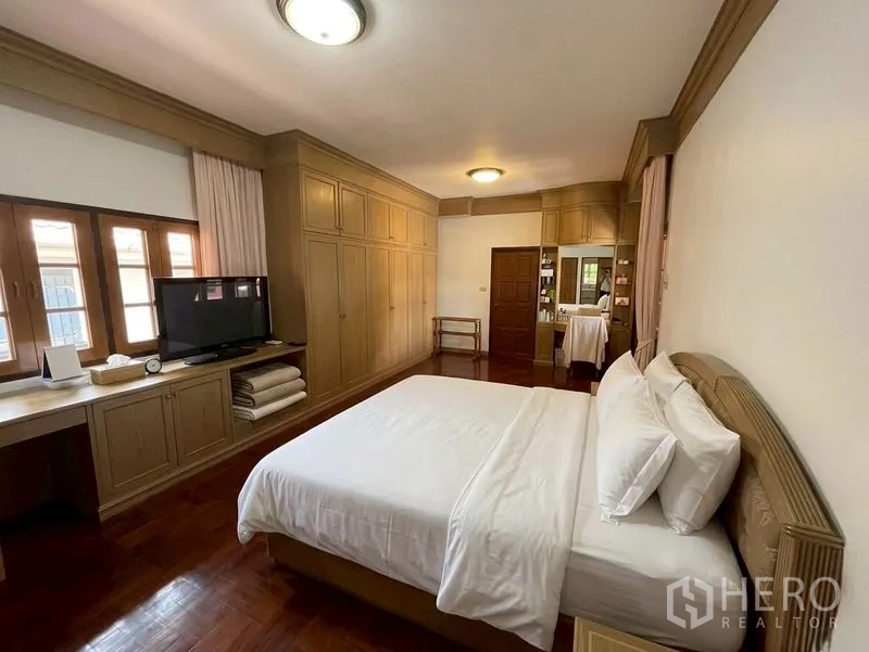 บ้านเดี่ยว for sale in Suan Luang, Bangkok - ห้องนอนกว้างตู้บิวท์อินจำนวนมากและชั้นวางทีวี