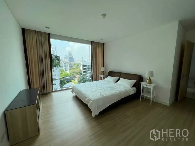 คอนโด ให้เช่าในWatthana, Bangkok - ห้องนอนกว้างพร้อมหน้าต่างเต็มความสูง มองเห็นวิวเมืองแบบพาโนรามา
