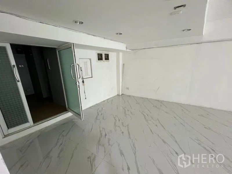零售空间 出租在Khlong Toei, Bangkok - 紧凑的后场房间，设磨砂推拉门与仿大理石地面。