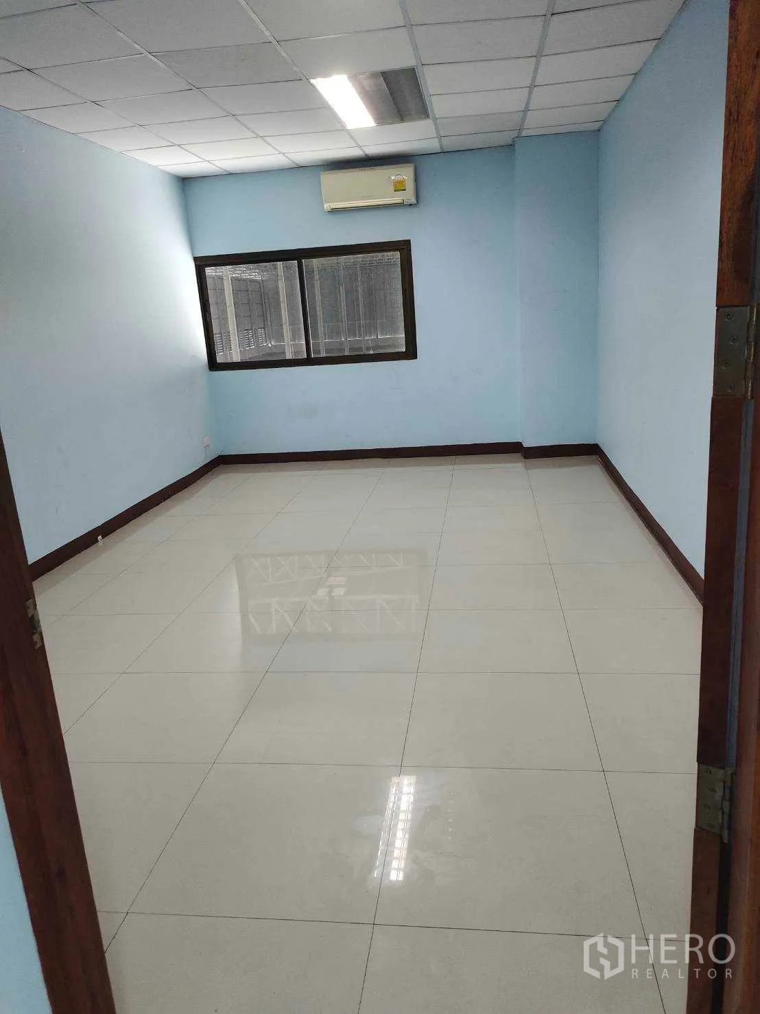 โรงงาน ขายในNikhom Phatthana, Rayong - ห้องสำนักงานขนาดกะทัดรัดติดแอร์ พื้นกระเบื้องและหน้าต่าง