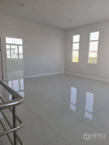 工厂 出租或出售在Lam Luk Ka, Pathum Thani - 楼上大厅，金属栏杆与高窗户。