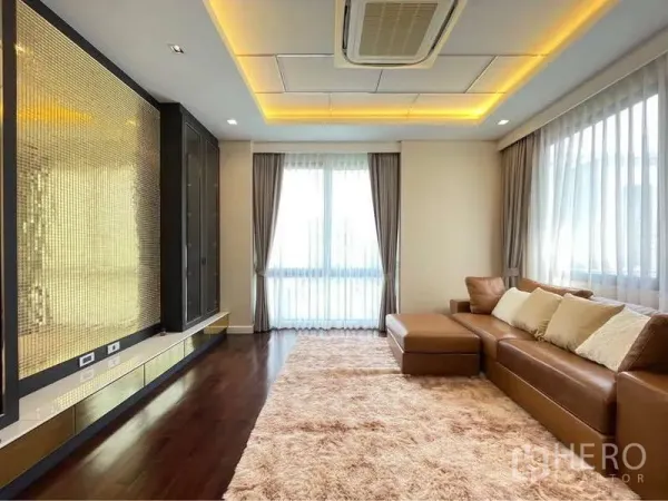 独立式住宅 出租在Bang Sue, Bangkok - 客厅设氛围灯、皮质转角沙发与大窗