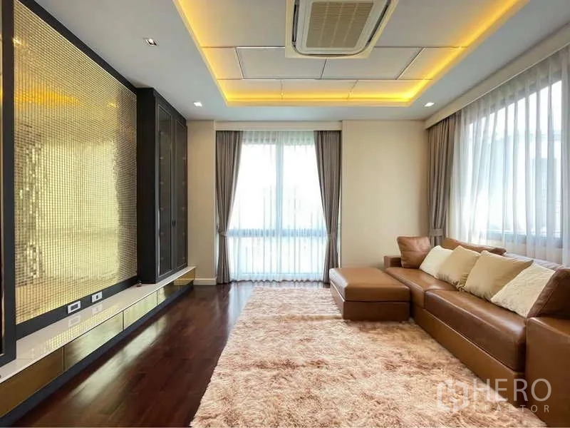 独立式住宅 出租在Bang Sue, Bangkok - 客厅设氛围灯、皮质转角沙发与大窗