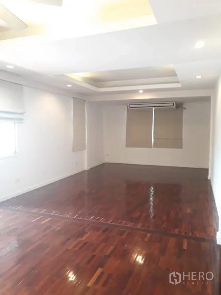 独立式住宅 出租在Watthana, Bangkok - 宽敞房间，吊顶与空调，木地板和窗帘百叶