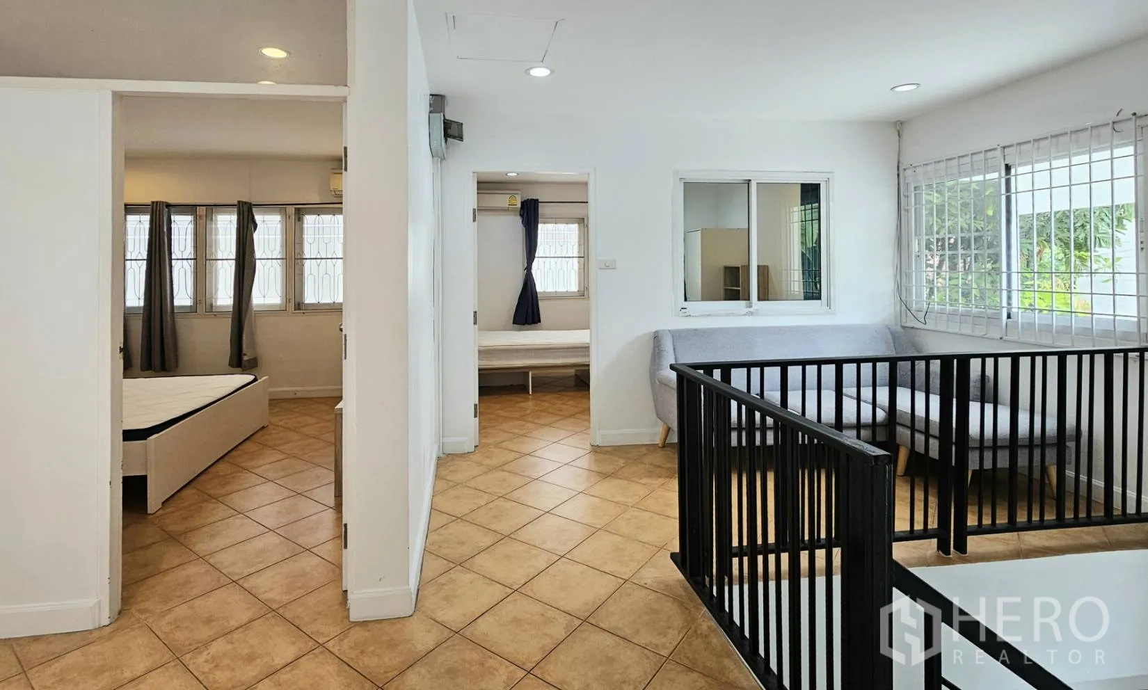 独栋房屋 for rent in Saphan Sung, Bangkok - 明亮楼梯与走廊，黑色栏杆，通向多间卧室。