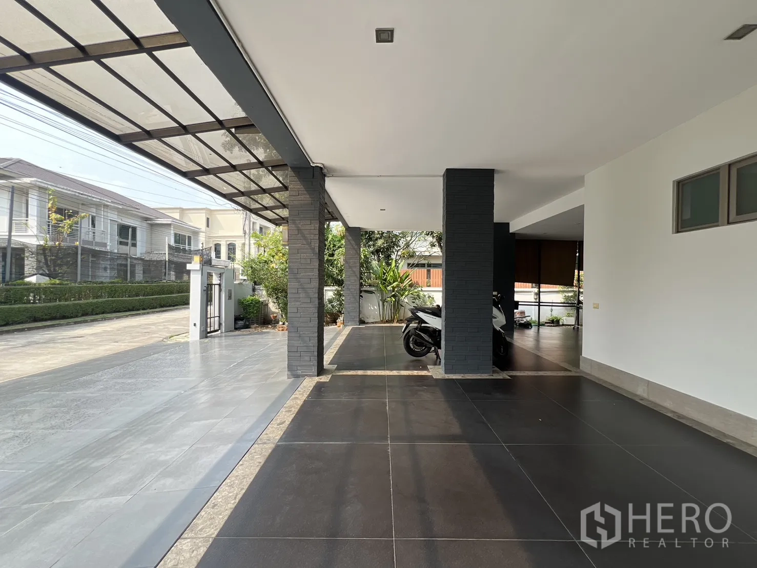 บ้านเดี่ยว for rent in Prawet, Bangkok - ที่จอดรถและทางรถกว้าง หลังคาโปร่งแสง พร้อมประตูรั้วและถนนภายในโครงการ