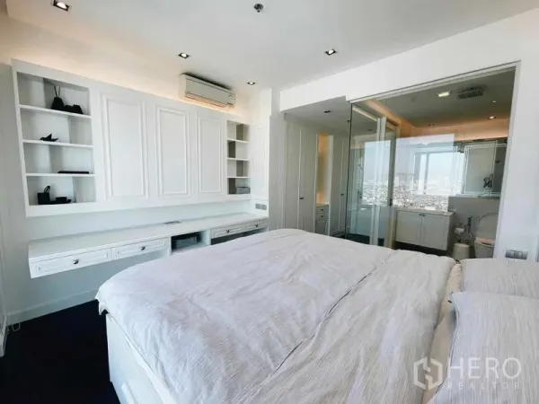 คอนโด ให้เช่าหรือขายในBang Kho Laem, Bangkok - ห้องนอนหลักพร้อมตู้บิวท์อิน และห้องน้ำในตัวกั้นกระจก.