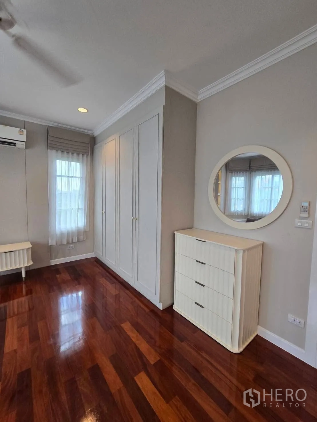 บ้านเดี่ยว for rent in Bang Na, Bangkok - ห้องนอนสว่าง ตู้เสื้อผ้าบิลท์อินและโต๊ะเครื่องแป้ง