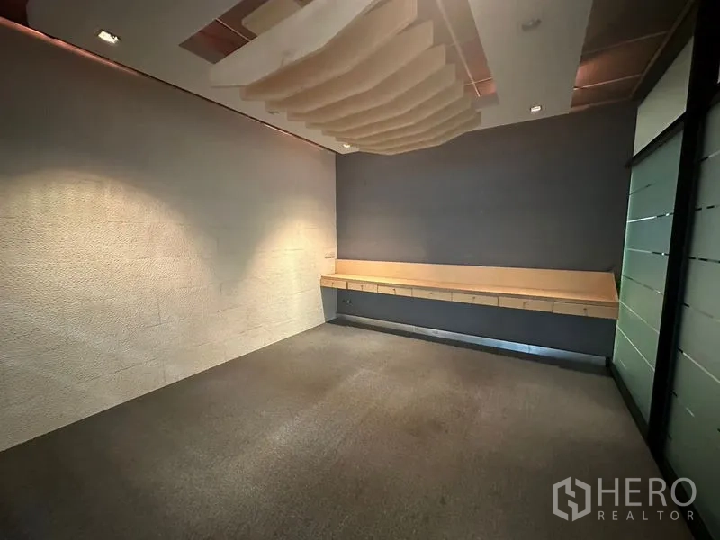 Office Space for rent in Khlong Toei, Bangkok - Small meeting or focus room with acoustic ceiling baffles and wall-mounted counter.