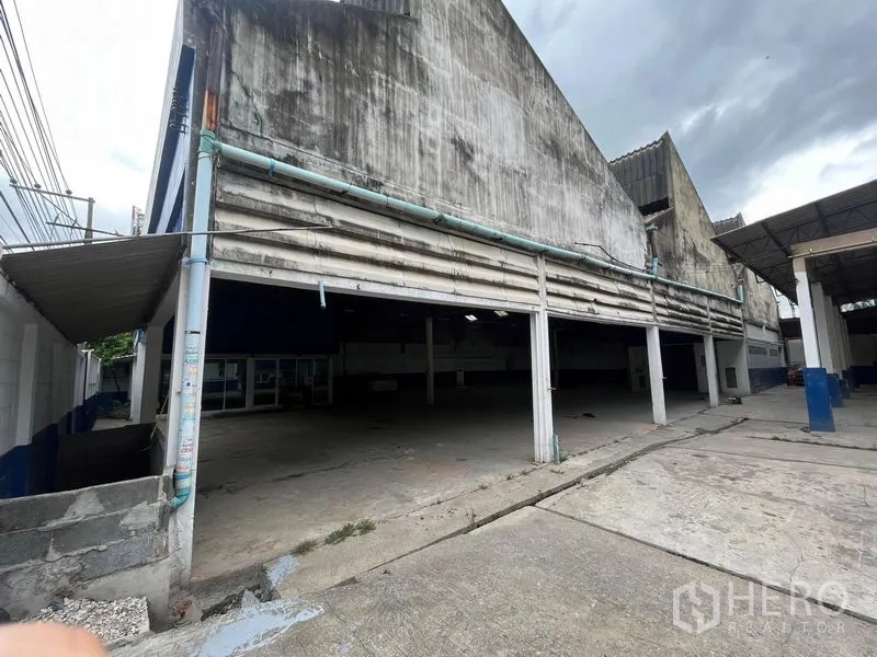 คลังสินค้า ให้เช่าในPhra Khanong, Bangkok - ด้านข้างโกดัง ช่องเปิดยาวเป็นจุดโหลดสินค้า พร้อมเสารับหลังคาทรงฟันเลื่อย