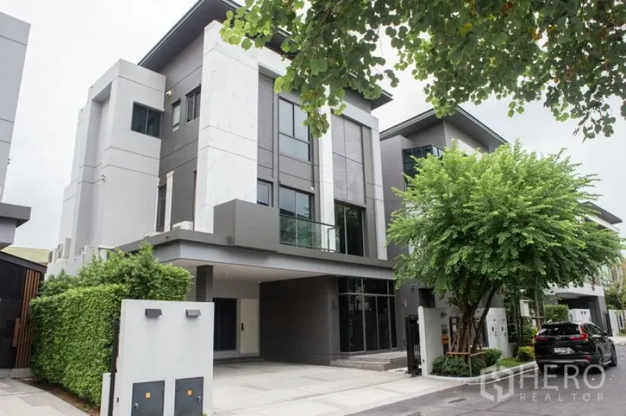 บ้าน ให้เช่าหรือขายในBangkok - ด้านนอกบ้านเดี่ยว 3 ชั้นทันสมัยพร้อมทางรถและสวน