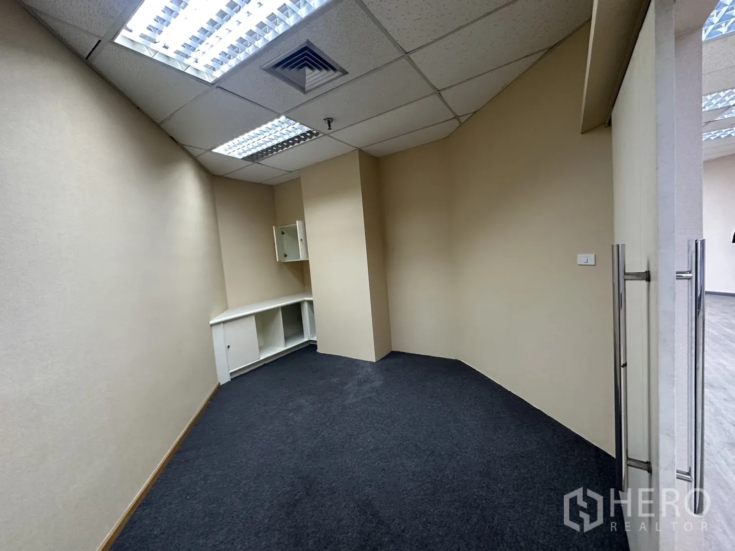 Office Space for rent in Bang Rak, Bangkok - Small reception or storage nook with a built-in counter and cabinet near the entry.