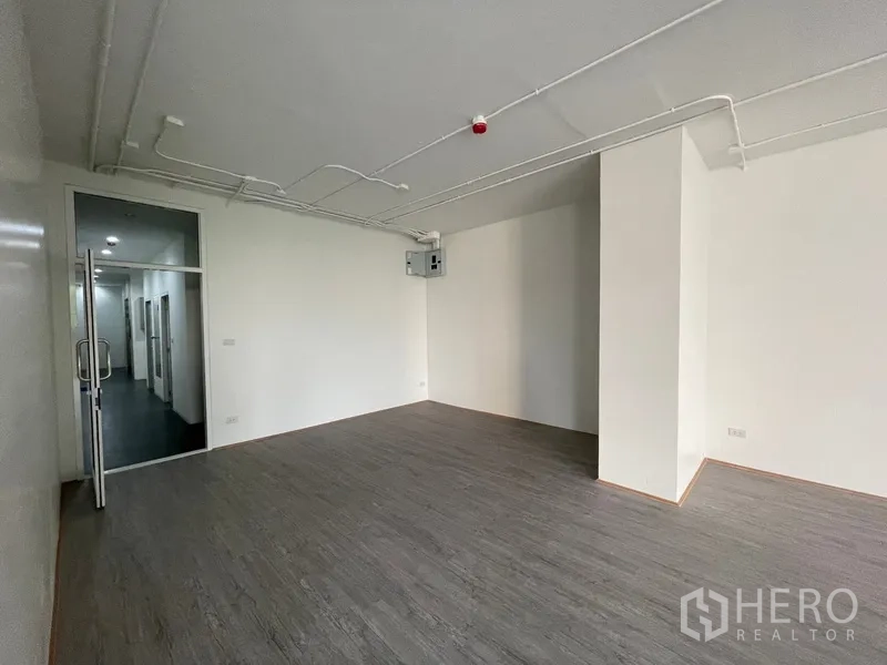 办公空间 出租在Bang Rak, Bangkok - 入口小区域，旁有连接走廊的玻璃门。
