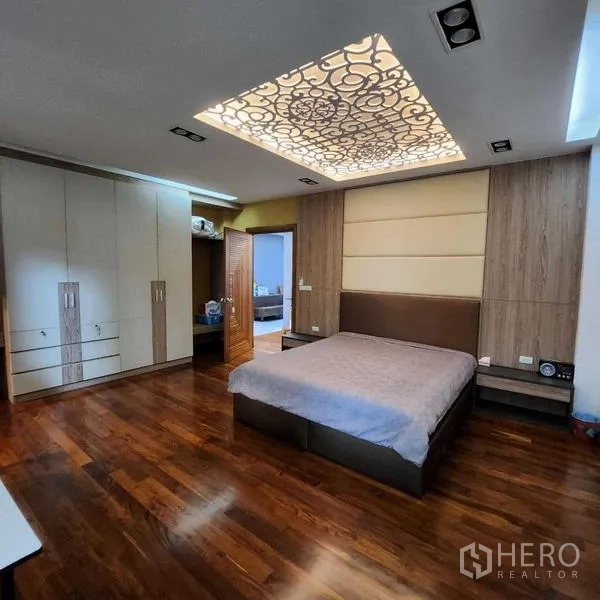 独立式住宅 出售在Phra Khanong, Bangkok - 卧室设雕花灯顶，木地板与床侧柜