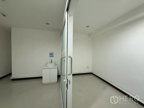 办公空间 出租在Din Daeng, Bangkok - 白色独立办公室，推拉玻璃门与洗手台。