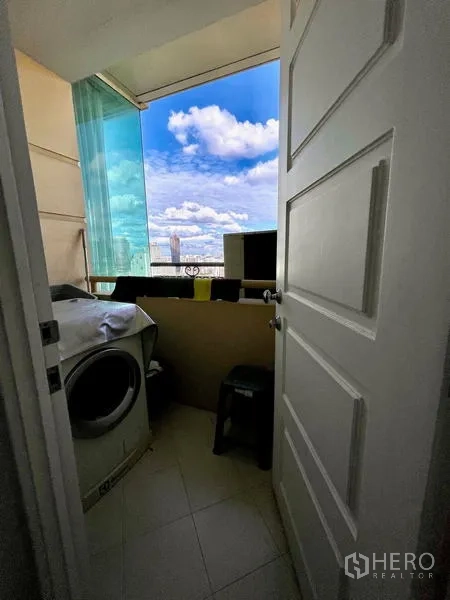 公寓 出售在Watthana, Bangkok - 生活阳台，配洗衣机与开阔天空视野
