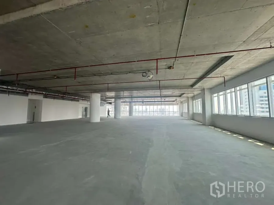 办公空间 出租在Sathon, Bangkok - 曼谷沙吞区大面积毛坯办公室，裸顶、红色喷淋管线与整排采光窗。