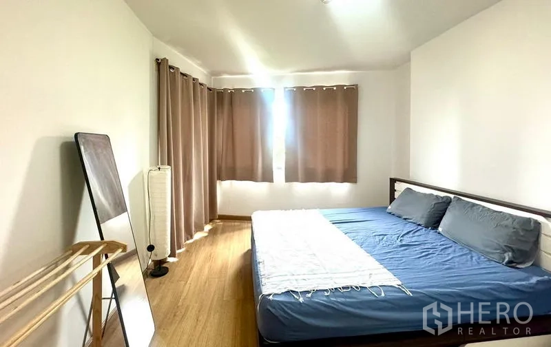 公寓 出租在Huai Khwang, Bangkok - 第二卧室配双人床、落地灯与遮光窗帘。