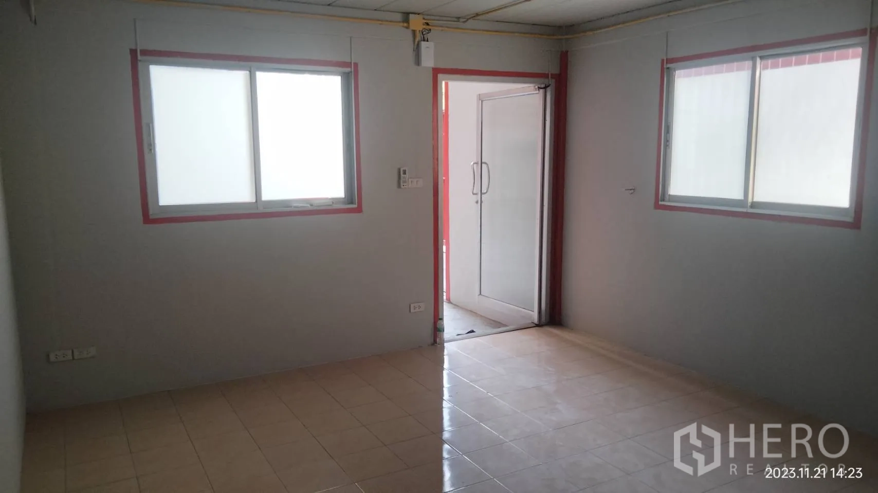 仓库 for rent in Bang Phli, Samut Prakan - 办公室内景，铺砖地面、窗户与出入口。