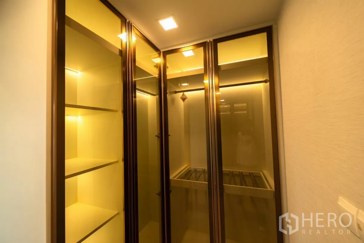 Detached House for rent or sale in Prawet, Bangkok - Dedicated home office with black built-in cabinets and LED-lit shelves.