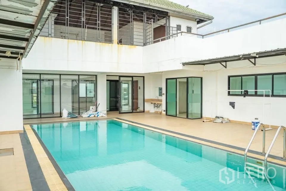 家庭办公室 for rent in Prawet, Bangkok - 庭院式屋顶泳池，四周环绕玻璃门。