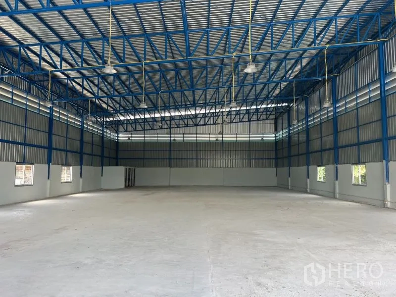 คลังสินค้า ให้เช่าในMin Buri, Bangkok - ภายในโกดังโล่ง โปร่ง โครงหลังคาเหล็กสีน้ำเงิน พร้อมไฟไฮเบย์