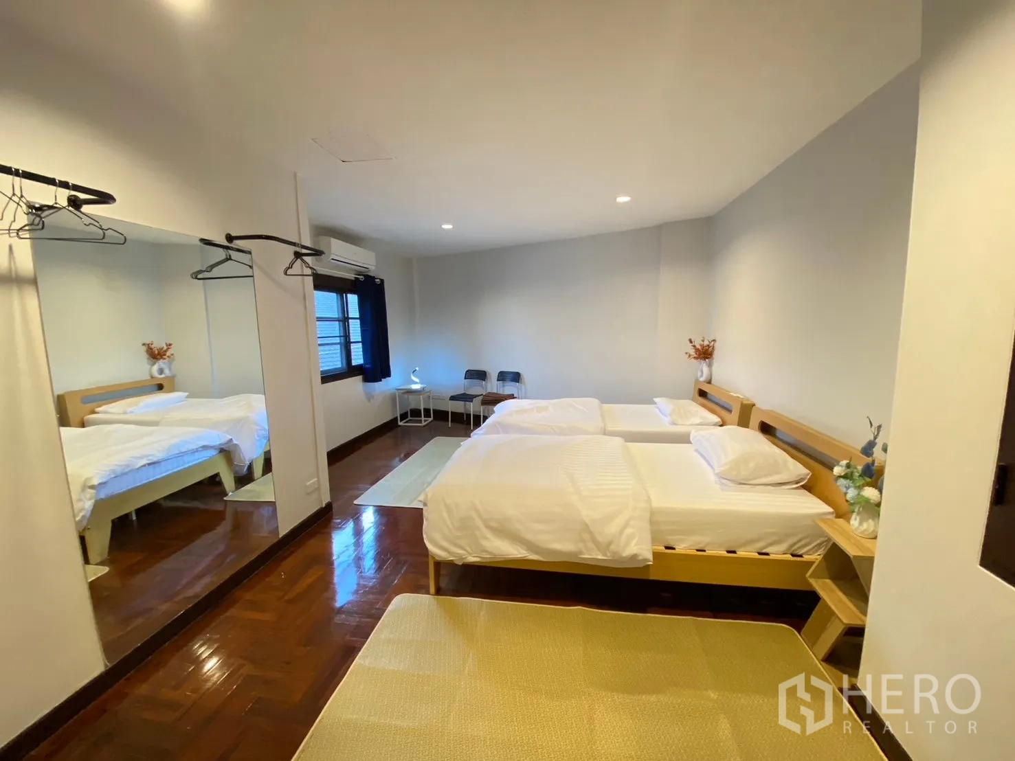 家庭办公室 for rent in Watthana, Bangkok - 双床卧室，带大镜子与衣架，木地板